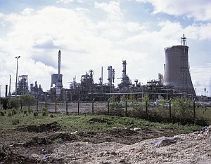 BP Refinery Site at Saltend, Kingston-upon-Hull, showing the chimneys and cooling towers (2002). Image credit: Defra, Crown Copyright.