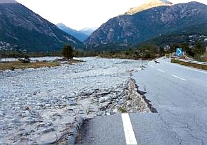 Soil erosion doesnt just affect agricultural fields! Look at this extraordinary photo of the roads in Domodossola (a city in the Province of Verbano-Cusio-Ossola in Italy). See how the river, swollen by the rains has swept the road away!
